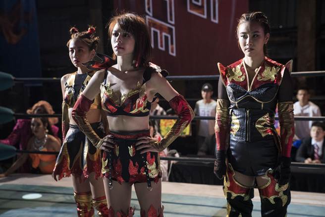 黄心娣（右起）、夏于乔、吴映洁组成莓人爱摔角团体，为角色进行两个月摔角训练。（满满额娱乐提供）