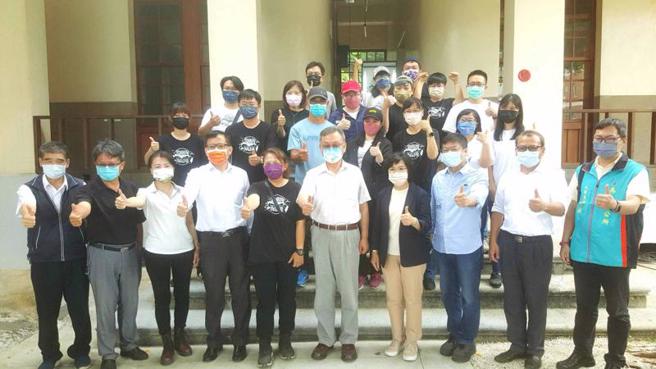 「澎好青共创实验基地」15日在洪根深美术馆举行揭牌仪式，澎湖县长赖峰伟（前排右5）等人出席。（图/ 中央社）