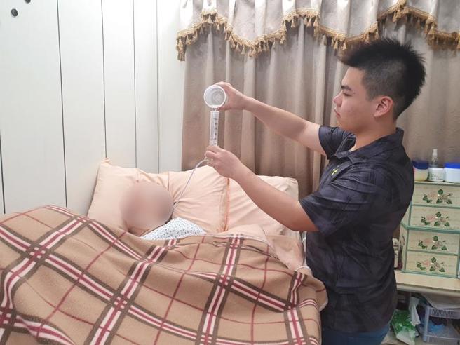  从小学二年级就申请在家自学的黄柏实（右）照顾中风行动不便的阿嬷，除以手机及平板电脑建立智慧居家照顾系统，减轻接手照顾的家人压力，也透过3D列印设计辅具协助阿嬷復健，获颁新北孝行奖。（图/ 中央社）