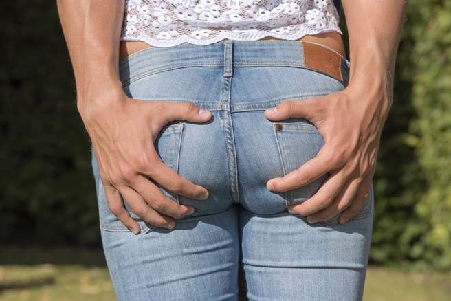 男大生當女友面偷摸閨蜜屁股，還偷帶回家隔衣用下體「頂撞」下場慘了。(達志影像)
