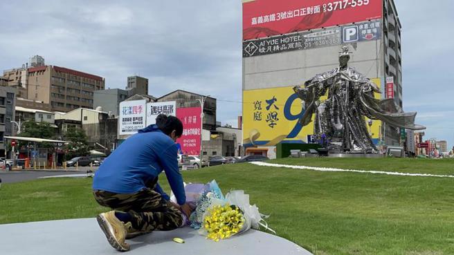 布袋戲口白大師「八音才子」黃文擇12日辭世，民眾15日帶著鮮花到雲林縣虎尾鎮「素還真圓環」致意，表達對黃文擇的追思，感謝黃文擇過去對布袋戲的貢獻。（圖/ 中央社）
