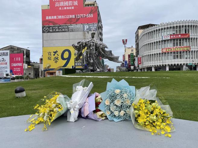 布袋戲「八音才子」黃文擇12日辭世，雲林縣虎尾鎮公所即日起至22日開放「素還真圓環」讓民眾放置鮮花，表達對黃文擇的追思與敬意。（圖/ 中央社）
