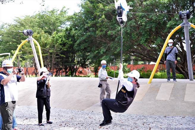 知卡宣公園今夏開放，縣府徐榛蔚到場視察改善工程，她還親自體驗溜索等遊憩設施。（花蓮縣府提供／王志偉花蓮傳真）