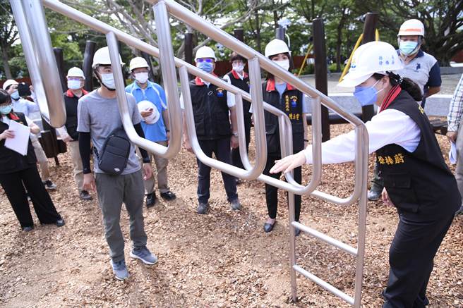 縣府爭取花東基金挹注改善「知卡宣綠森林親水公園」設施，縣長徐榛蔚多次實地視察，將遊樂設施的使用安全視為重點。（花蓮縣府提供／王志偉花蓮傳真）