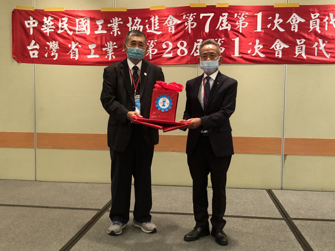 全国体总会长、中华田协理事长叶政彦(右)，今日当选中华民国工业协进会理事长。(王景成提供)
