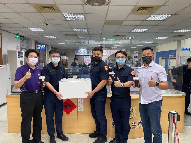 郑宝清感谢警察辛劳。(取自郑宝清脸书)