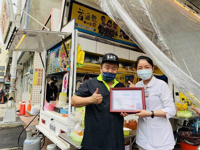 童综合医院赠送感谢状给首尔号行动餐车老板萧铭辰。（童综合医院提供）