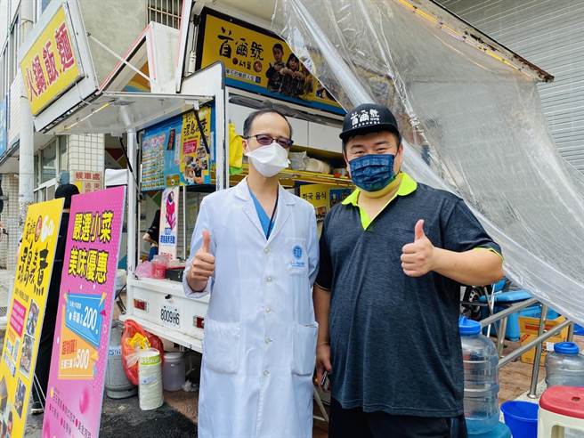 萧铭辰送爱心餐，与当年曾照顾过早产儿子的李春铭医师合照。（童综合医院提供）