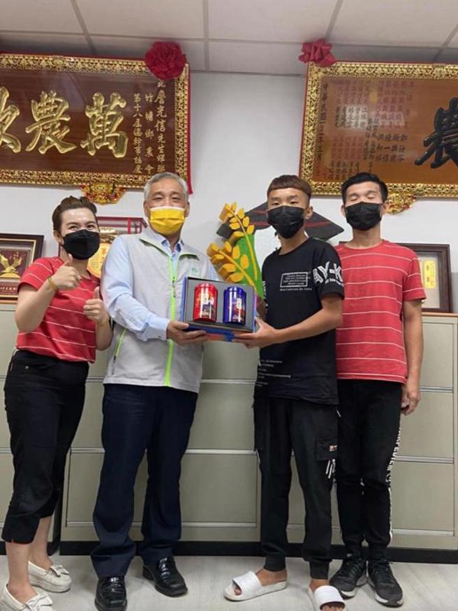 彰化县竹塘国中学生詹丰守国中会考5科都不及格，不过作文以自身农务经验撰写拿满分，农委会主委陈吉仲指派辅导处长陈俊言（左2）到竹塘乡农会，鼓励詹丰守（右2）继续在农业领域升学进修。（图/ 中央社）