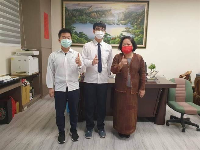 竹南高中鍾坤達（中）透過願景計畫錄取政大法律系，校長呂淑恭賀與拍照留念。（竹南高中提供／李京昇苗栗傳真）