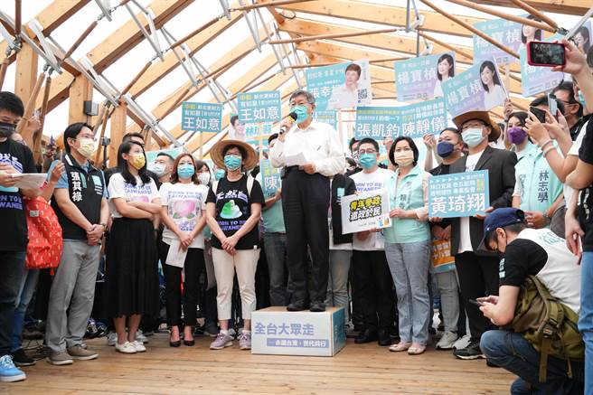 民眾党主席柯文哲今率领党籍立委与议员参选人，宣告展开走入全台宣传18岁公民权。（民眾党提供）