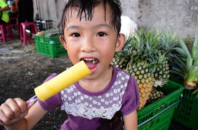 台東縣成功鎮「吹海風的八嗡嗡鳳梨」上市，就連鳳梨心的纖維也很細緻。（莊哲權攝）