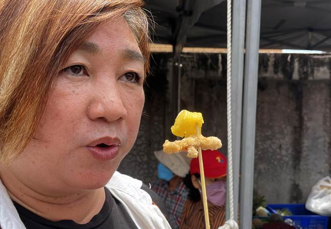 議員高美珠品嘗炸鬼頭刀混搭鳳梨，風味也很獨特。（莊哲權攝）