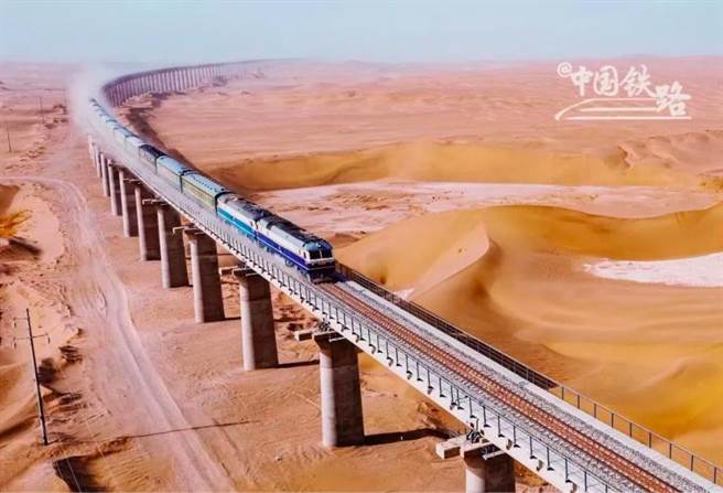 和田至若羌鐵路明開通營運，成為世界首個沙漠鐵路環線。（中國鐵路）