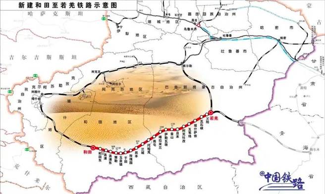 和田至若羌鐵路明開通營運，成為世界首個沙漠鐵路環線。（中國鐵路）