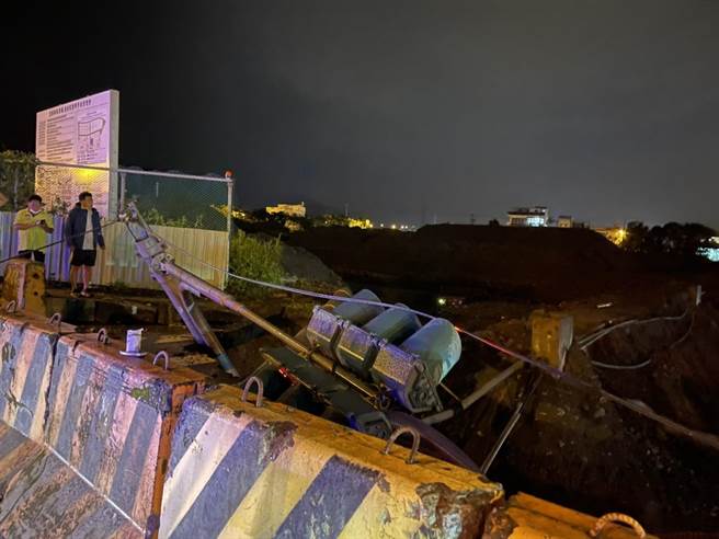 昨（14日）晚上8时20分，宜兰县苏澳的马赛路与忠孝路口，突然发生「砰」一声巨响，1支交通号志杆连根拔起，滑落重划区的工地里并压破水管、涌出大量水。（苏澳镇民代表陈映蓉提供／吴佩蓉宜兰传真）