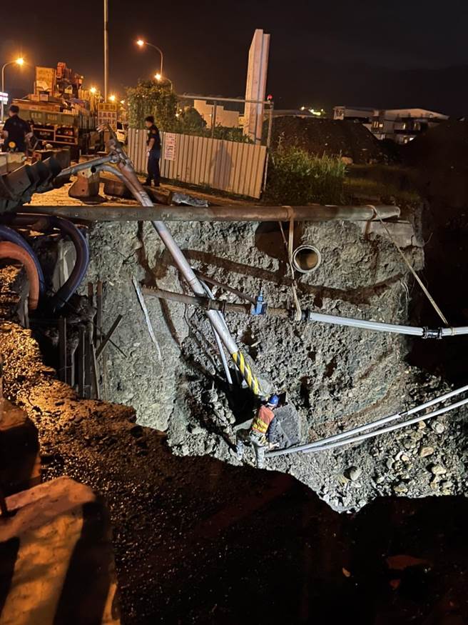 昨（14日）晚上8时20分，宜兰县苏澳的马赛路与忠孝路口，突然发生「砰」一声巨响，1支交通号志杆连根拔起，滑落重划区的工地里并压破水管、涌出大量水。（苏澳镇民代表陈映蓉提供／吴佩蓉宜兰传真）