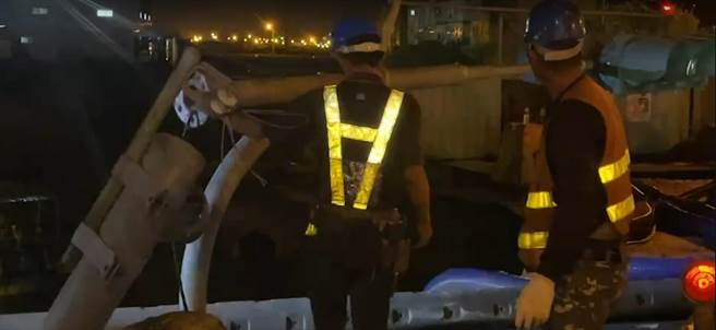 昨（14日）晚上8时20分，宜兰县苏澳的马赛路与忠孝路口，突然发生「砰」一声巨响，1支交通号志杆连根拔起，滑落重划区的工地里并压破水管、涌出大量水。（民眾提供／吴佩蓉宜兰传真）