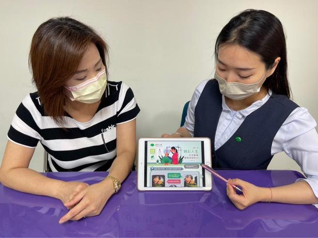 （千呼万唤，国泰人寿推出市场上首张眼睛保单。图／业者提供）