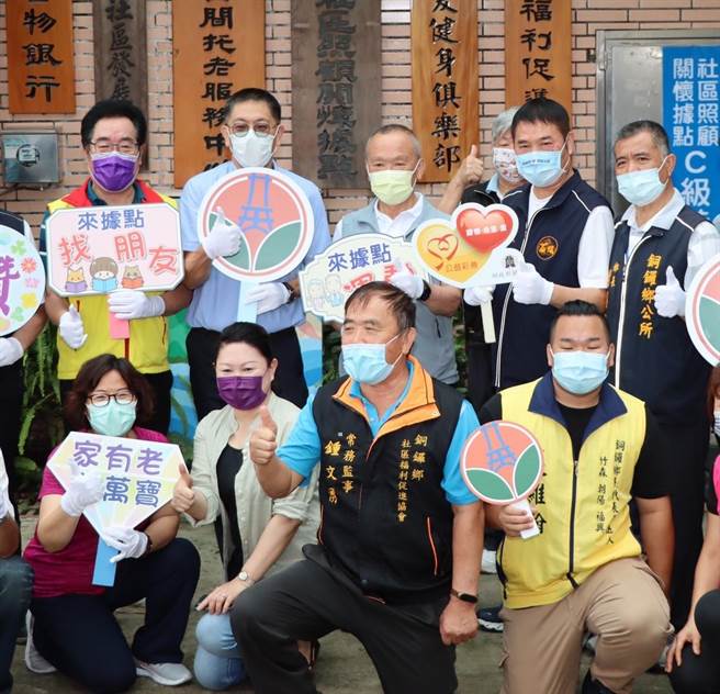 锺东锦（后排右２）、谢福弘（后排左１）2人难得在公开场合同框。（李京升摄）