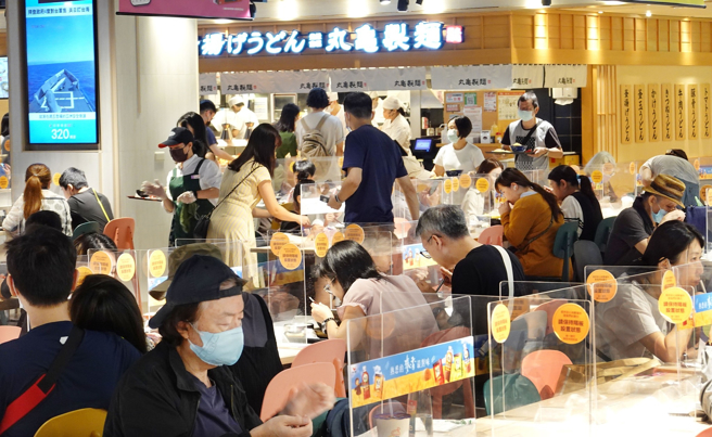 一名確診康復後的女網友在網路分享心境，她表示染疫到現在解隔已一段時間，她常常人已走到餐廳門口，卻沒有踏進去的勇氣。（圖／示意圖，記者姚志平攝影）