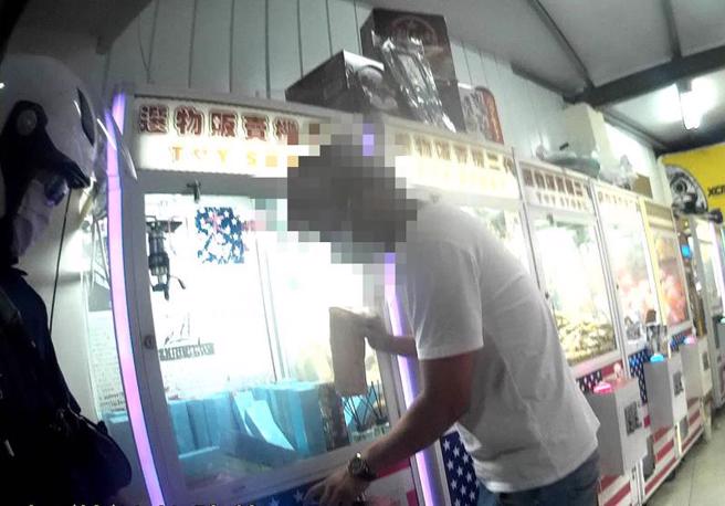 台南郑姓男子14日晚上驾车违停到夹娃娃机店打机台，遇警稽查时，车门掉出装有K他命的牛皮纸袋，警方讯后依法送办。（图/ 中央社）