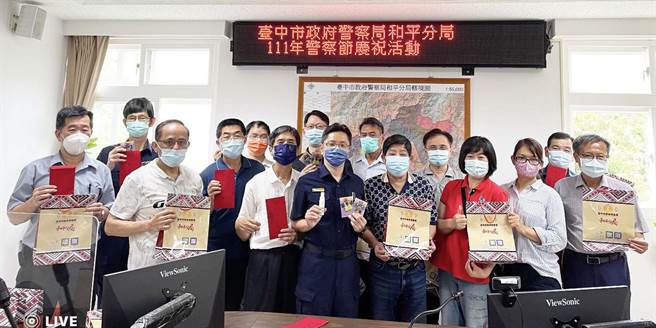 今天是警察節，各界送和平警分局員警百年觀音好神衣，及防疫物資、加菜金等，讓和平警分局員警備感溫馨。（警方提供）