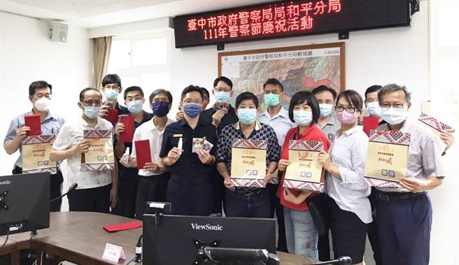 今天是警察節，各界送和平警分局員警百年觀音好神衣，及防疫物資、加菜金等，讓和平警分局員警備感溫馨。（警方提供）