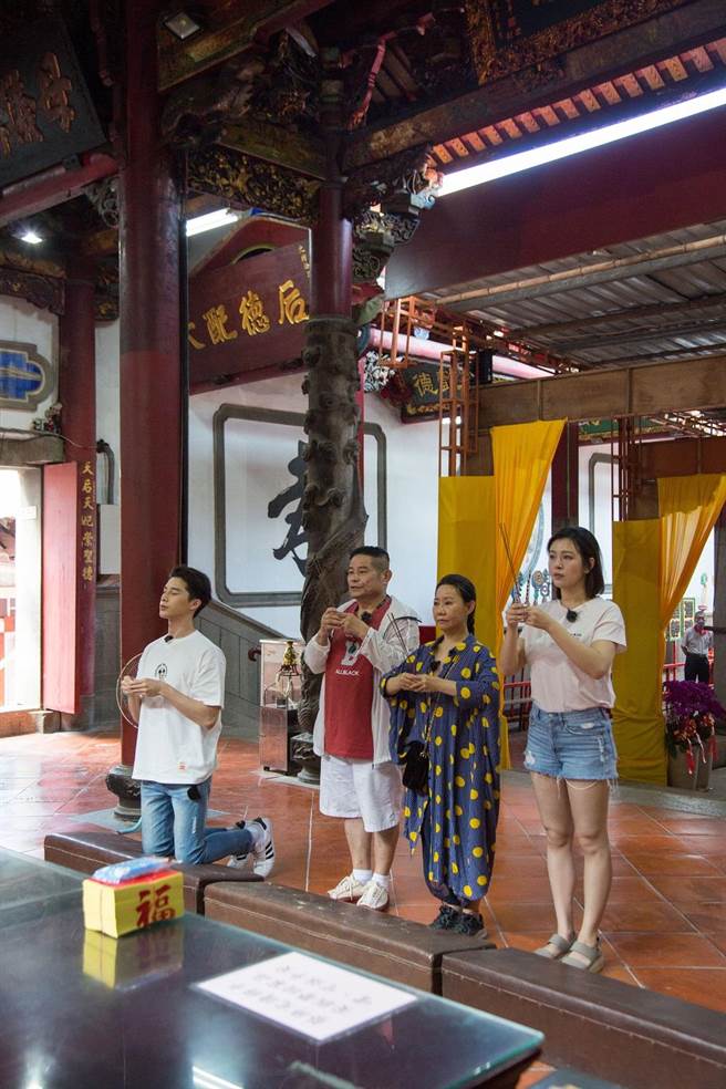 四人在庙里虔诚祭拜。（东森综合台提供）