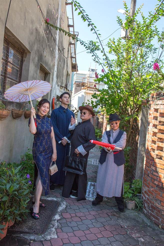 四人体验传统旗袍、长袍马褂，漫游在古都象弄中。（东森综合台提供）