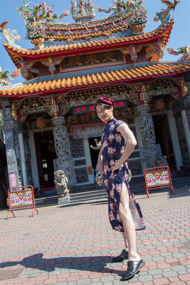 宋伟恩首次突破自我穿旗袍，惊艳全场。（东森综合台提供）