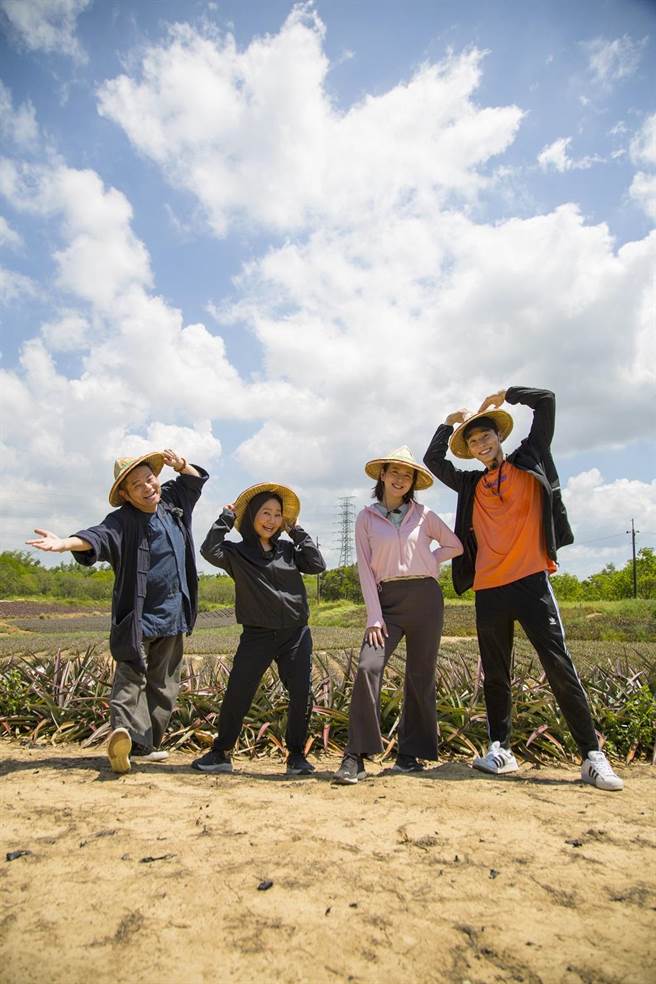 许效舜（左起）、吕雪凤、刘品言、宋伟恩，这次搭檔一起游台南。（东森综合台提供）