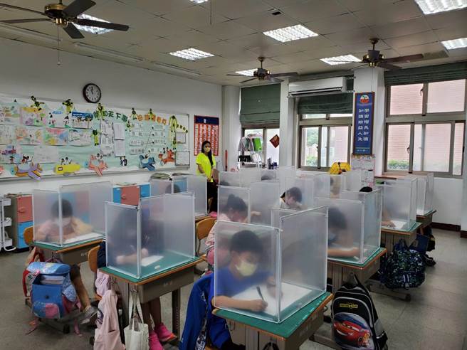 金門各國小復課，各校持續注意學童健康狀況。圖為柏村國小考試採用隔板防疫的情形。（柏村國小提供）