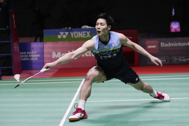 印尼公開賽男單第4種子周天成，在16強賽飲恨香港選手李卓耀。（資料照／美聯社）