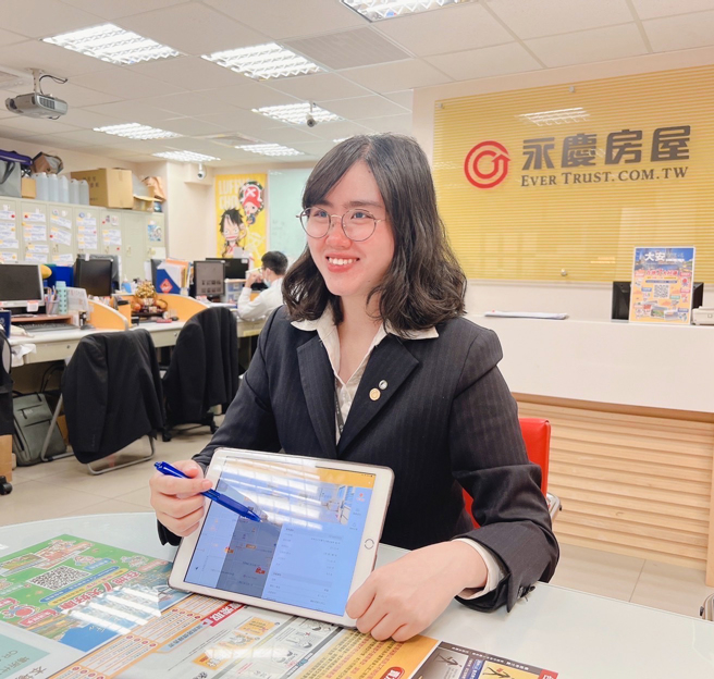 永庆房屋苏纪恩经纪人曾帮助一位屋主辨识黑心仲介的坑骗手法，挽回将近200万元的房屋差价！(图/永庆房屋提供)