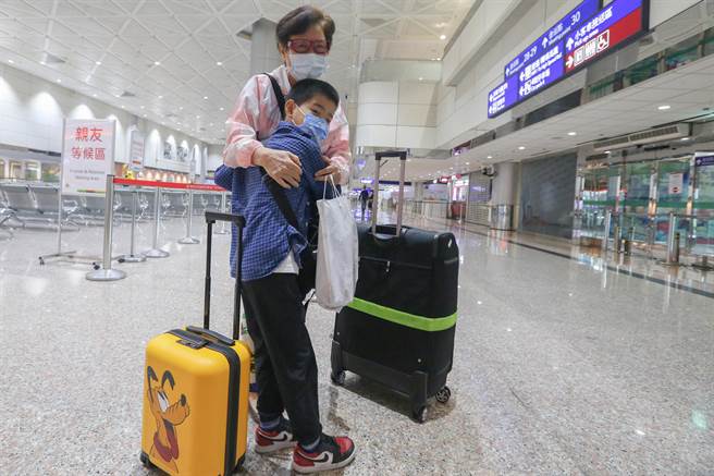 桃园国际机场15日零时起开放亲友接送与恢復转机作业，另外居家检疫将从7天减为3天，并进行4天自主防疫，整个上午有逾千名旅客入境，约20％入境旅客由亲友接送，整体运作情况良好。独自搭机返台的沈小弟，一到入境大厅，远远看到来接机的亲人，高兴地衝上前抱紧奶奶。（陈麒全摄）