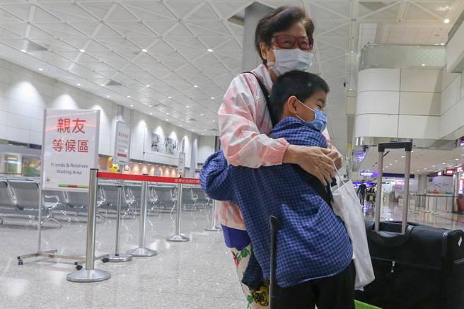 桃园国际机场15日零时起开放亲友接送与恢復转机作业，另外居家检疫将从7天减为3天，并进行4天自主防疫，整个上午有逾千名旅客入境，约20％入境旅客由亲友接送，整体运作情况良好。独自搭机返台的沈小弟，一到入境大厅，远远看到来接机的亲人，高兴地衝上前抱紧奶奶。（陈麒全摄）