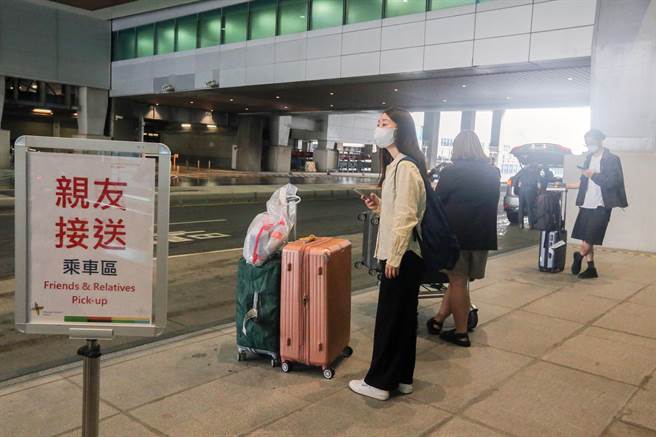 第二航厦入境层的31到33月台划设的亲友接送区，刚做完採检的入境旅客等着亲友。（陈麒全摄）