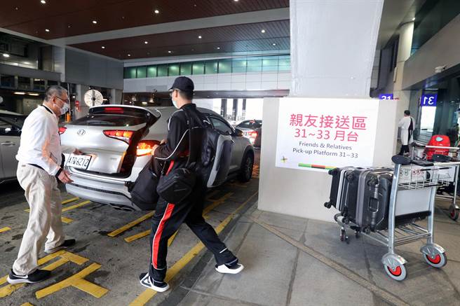 第二航厦入境层的31到33月台划设的亲友接送区，刚做完採检的入境旅客等着亲友。（陈麒全摄）