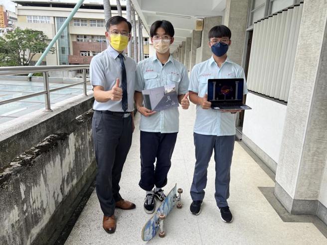  111学年度大学申请入学15日放榜，台中一中学生李适安（中）与黄炜杰（右）成绩都可以上台大，但选系不选校分别录取成大建筑系及政大资管系。（图/ 中央社）