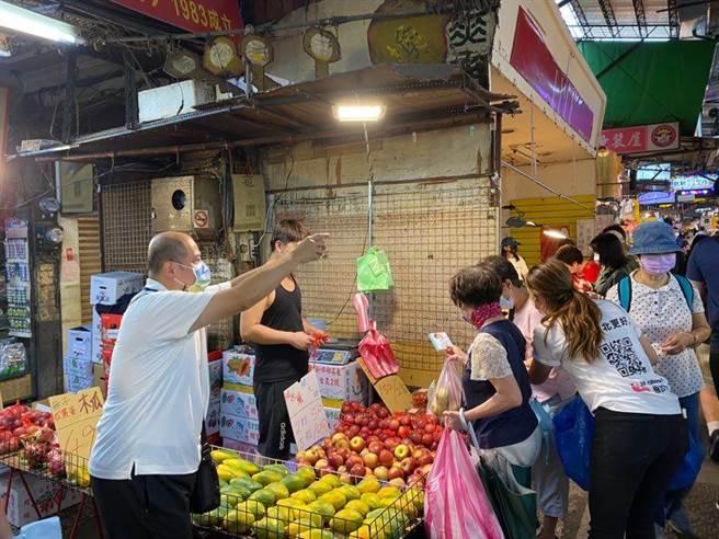 王欣仪质疑，科长竟还帮忙拍照。（王欣仪提供／杨亚璇台北传真）