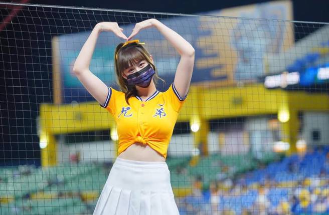 短今以天使臉孔、魔鬼身材和親民作風，擁超夯人氣。（圖／取材自短今Sammie臉書）