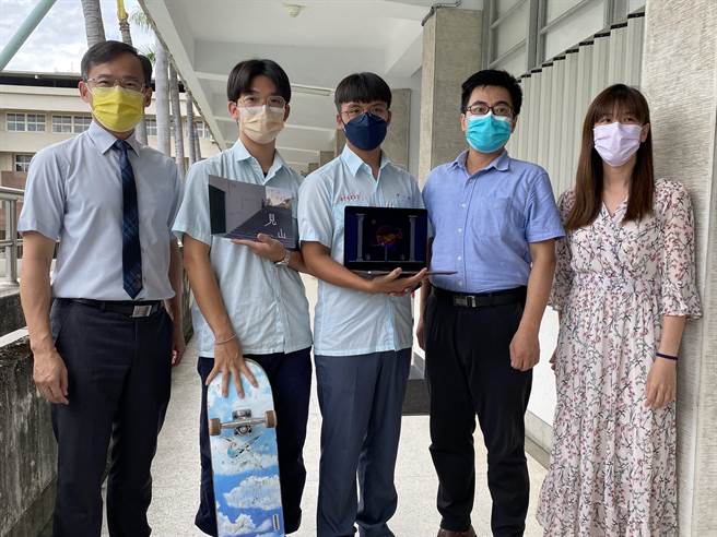 大学申请入学15日放榜，台中一中今年录取台、清、交、成、政大及医科计217人。（张妍溱摄）