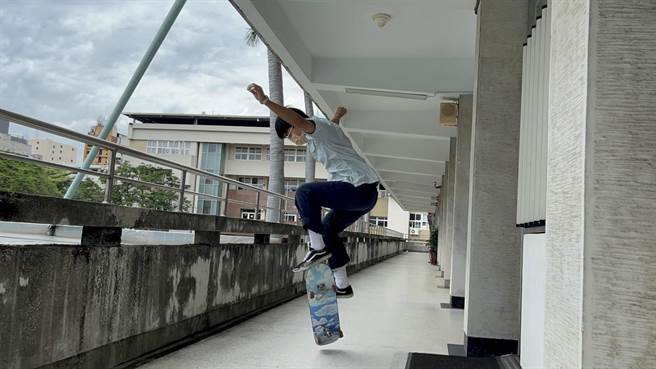 「啾！奋力一跳」，李适安现场崭露滑板特技，「能文能武」，对于各式各样雄伟壮丽的建筑物创作也很感兴趣。（读者提供／张妍溱台中传真）