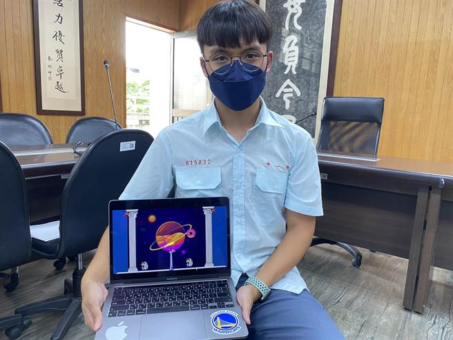 黄炜杰表示，他学习方式与语资班多数人不同，透过平板电脑、触控笔及笔电进行学习。（张妍溱摄）