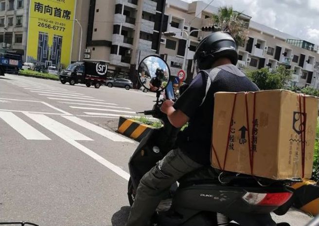 有網友直擊一名騎士在機車加裝超大型照後鏡，讓他好奇到底在哪買的。（圖／翻攝臉書爆廢公社）