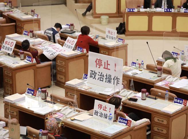 绿侧翼指新北封杀恩恩案 蓝反批绿动员表决却有3人请假才是打假球。（叶德正翻摄）