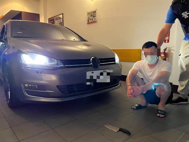 高雄28岁黄姓男子欲向26岁林姓男子购买权利车，黄男试车后，先谎称要下车提款，却随即持刀要求林男下车，并强行劫走车辆，警方于彰化市某汽车旅馆逮捕黄男，并将黄男依加重强盗罪移送侦办。（翻摄画面／洪浩轩高雄传真）