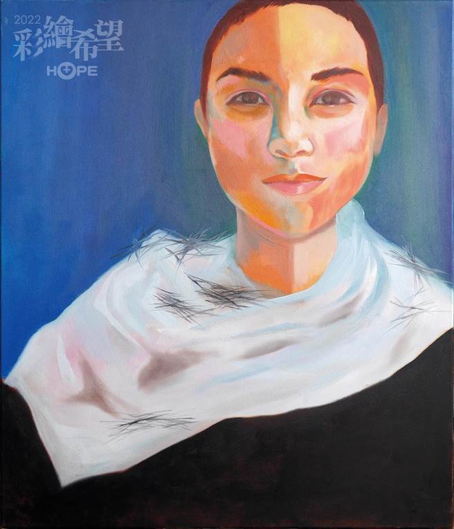 渝樺的母親在癌症治療期間掉髮，自己親手幫她剃頭髮。（癌症希望基金會提供）