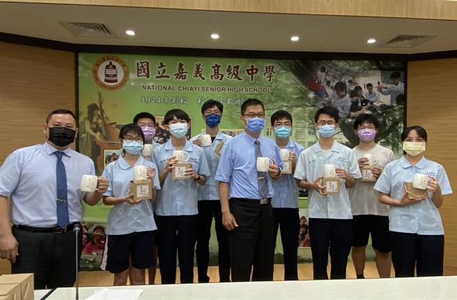 嘉義高中校長陳元泰（右五）送紀念禮物祝賀金榜題名的學生。（廖素慧攝）